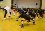 ２０２１年１２月、バレー教室で子どもたちと練習する「フラーゴラッド鹿児島」の選手＝日置市の伊集院総合体育館