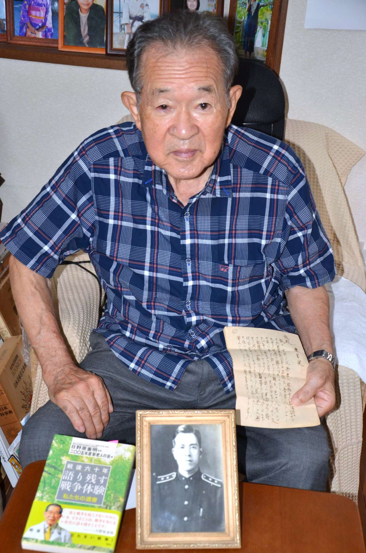 遺言状を手に、人間愛にあふれた父だったと振り返る堀之内誠さん＝鹿児島市明和５丁目
