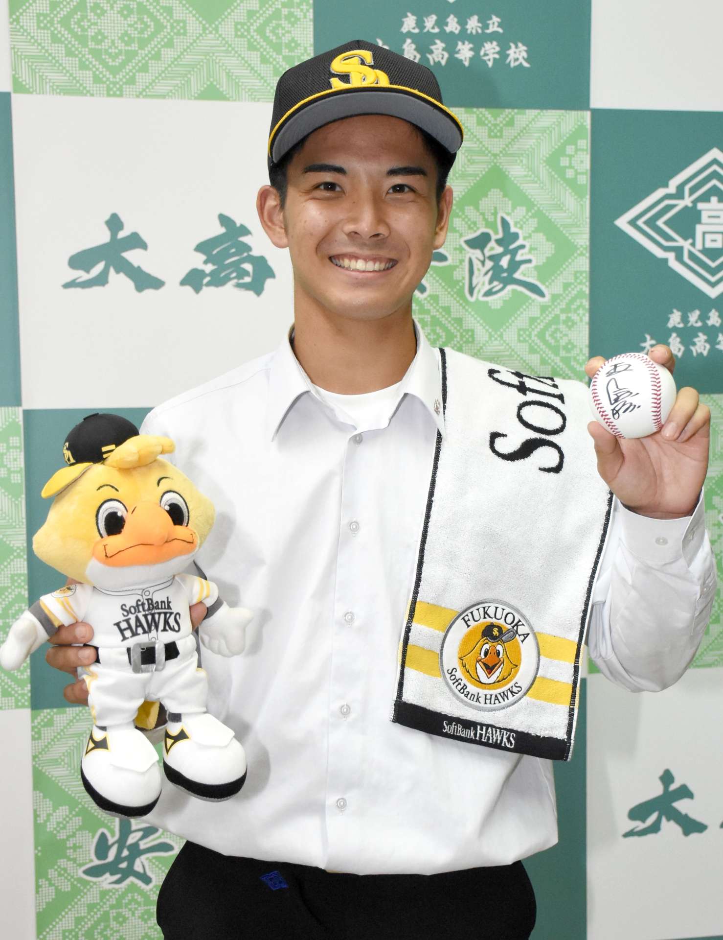 帽子をかぶりポーズをとる大野稼頭央投手＝２５日、大島高校