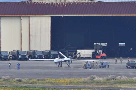 海上自衛隊鹿屋航空基地で無人偵察機「ＭＱ９」を整備する米軍関係者＝２７日午後２時２８分、鹿屋市野里町