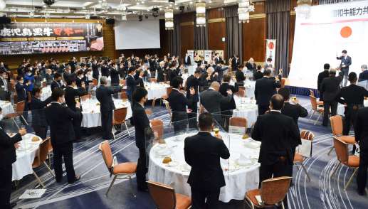 全共での健闘をたたえ合う出品者や関係者＝鹿児島市