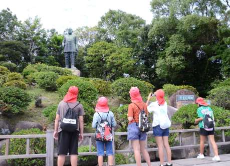 （別カット）多くの修学旅行生が訪れる西郷隆盛銅像＝鹿児島市城山町（写真と本文は直接関係ありません）