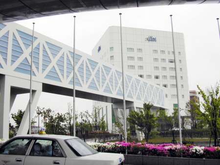 商業施設の建設予定地に立つホテル京セラ別館＝２００１年４月