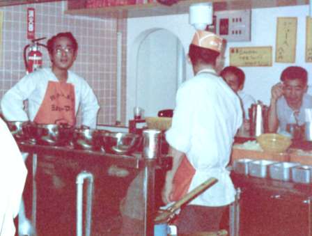 鹿児島餃子の王将のオープン初日に店を手伝う稲盛和夫さん（左）＝１９７８（昭和５３）年、鹿児島市中町（稲盛実さん提供）