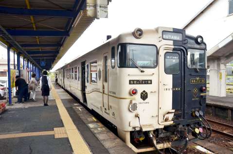 観光特急「指宿のたまて箱」が停車するＪＲ指宿駅＝指宿市