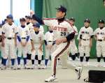 ２０１３年６月、日置市で中学生らに野球を指導する村田兆治さん＝チェスト小鶴ドーム