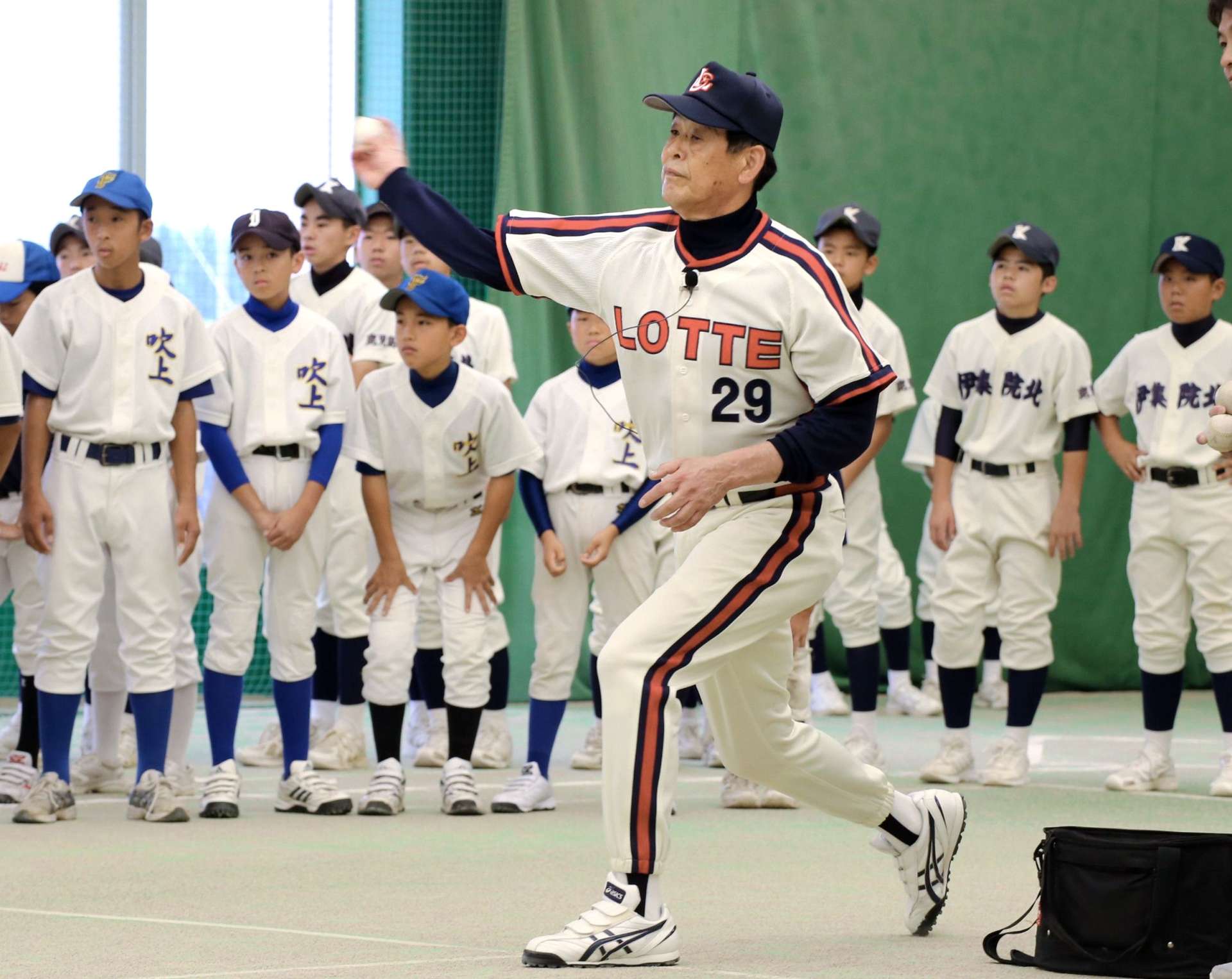 ２０１３年６月、日置市で中学生らに野球を指導する村田兆治さん＝チェスト小鶴ドーム