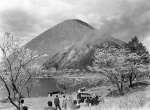 桜の咲く藺弁田池と野焼きの飯盛山＝１９５６（昭和３１）年４月２日、薩摩郡祁答院町（現在の薩摩川内市祁答院町藺牟田）