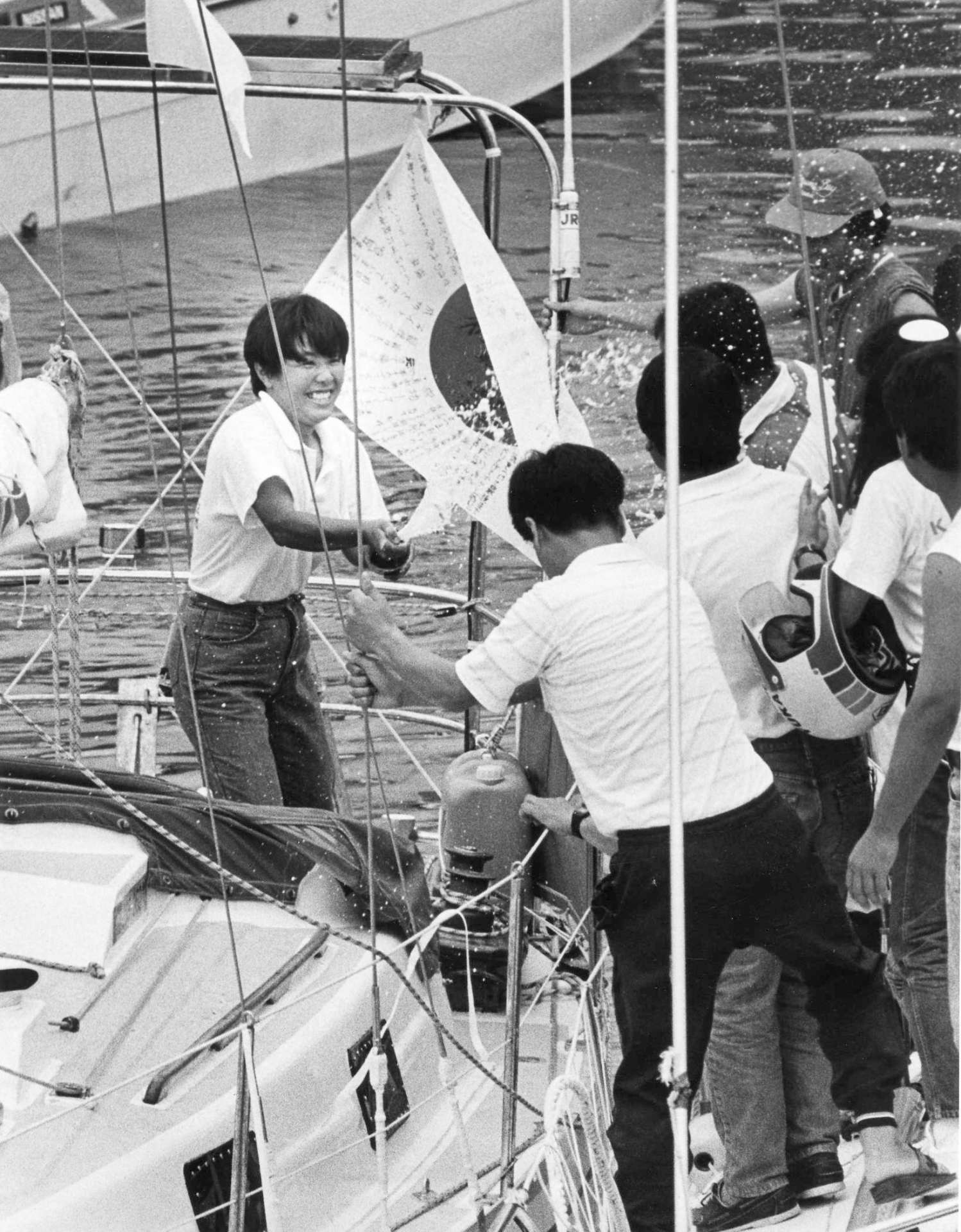シャンパンを抜き無事を祈願、太平洋横断に出港する今給黎教子さん＝１９８８年６月１１日、鹿児島市平川ヨットハーバー