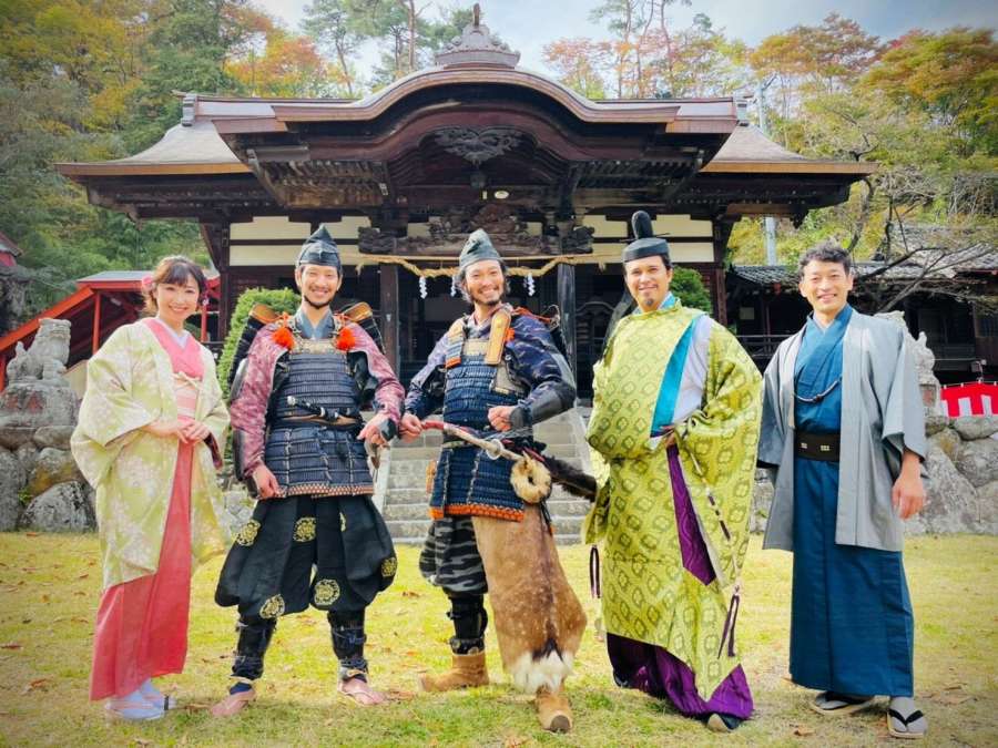 木曽義仲役の青木崇高さん（中央）らと。やっぱりお祭りは最高だーっ！　（右端が迫田孝也さん）