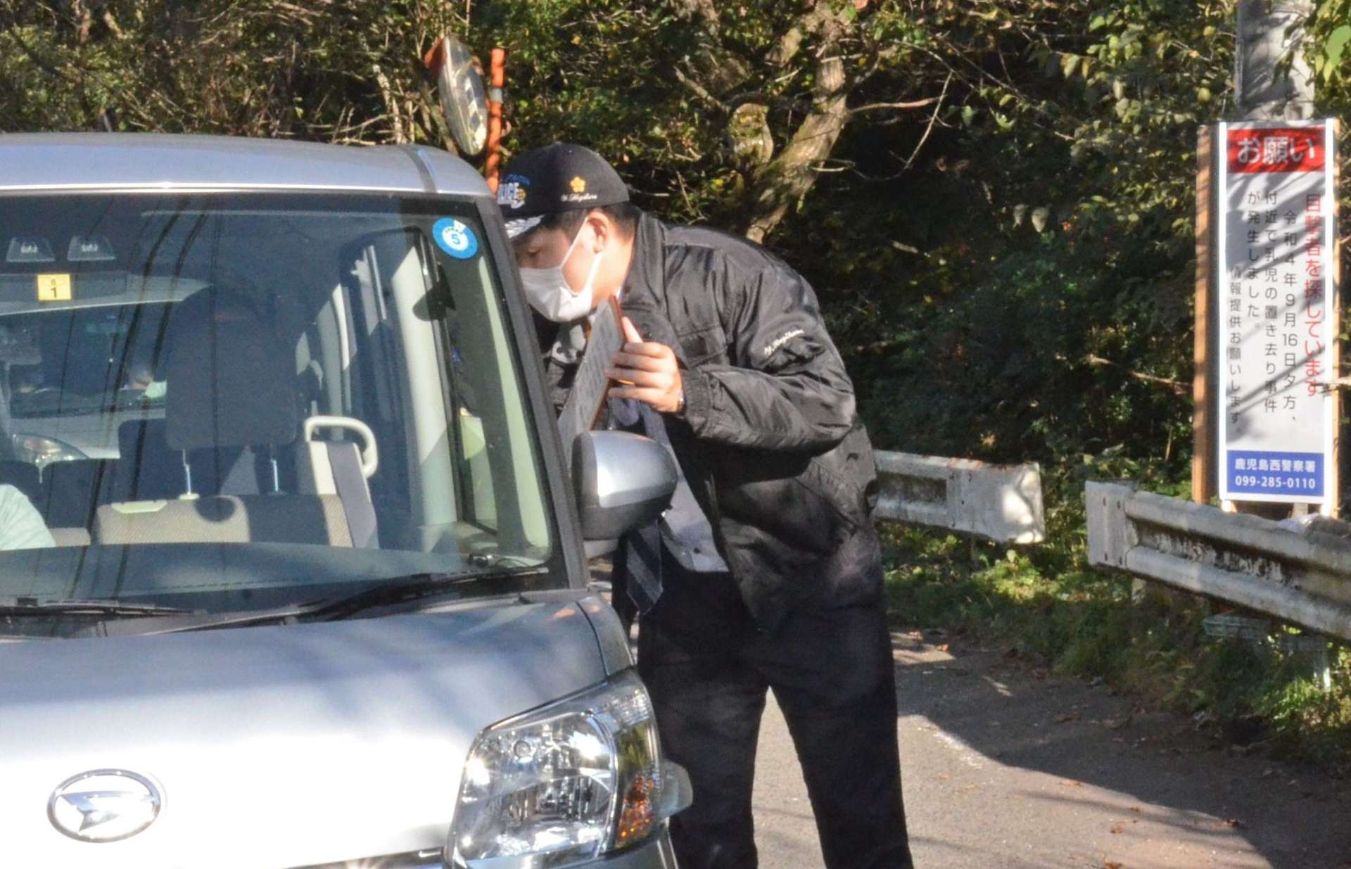 乳児が置き去りにされた無人販売所前で検問する鹿児島西署員＝１６日、鹿児島市西別府町