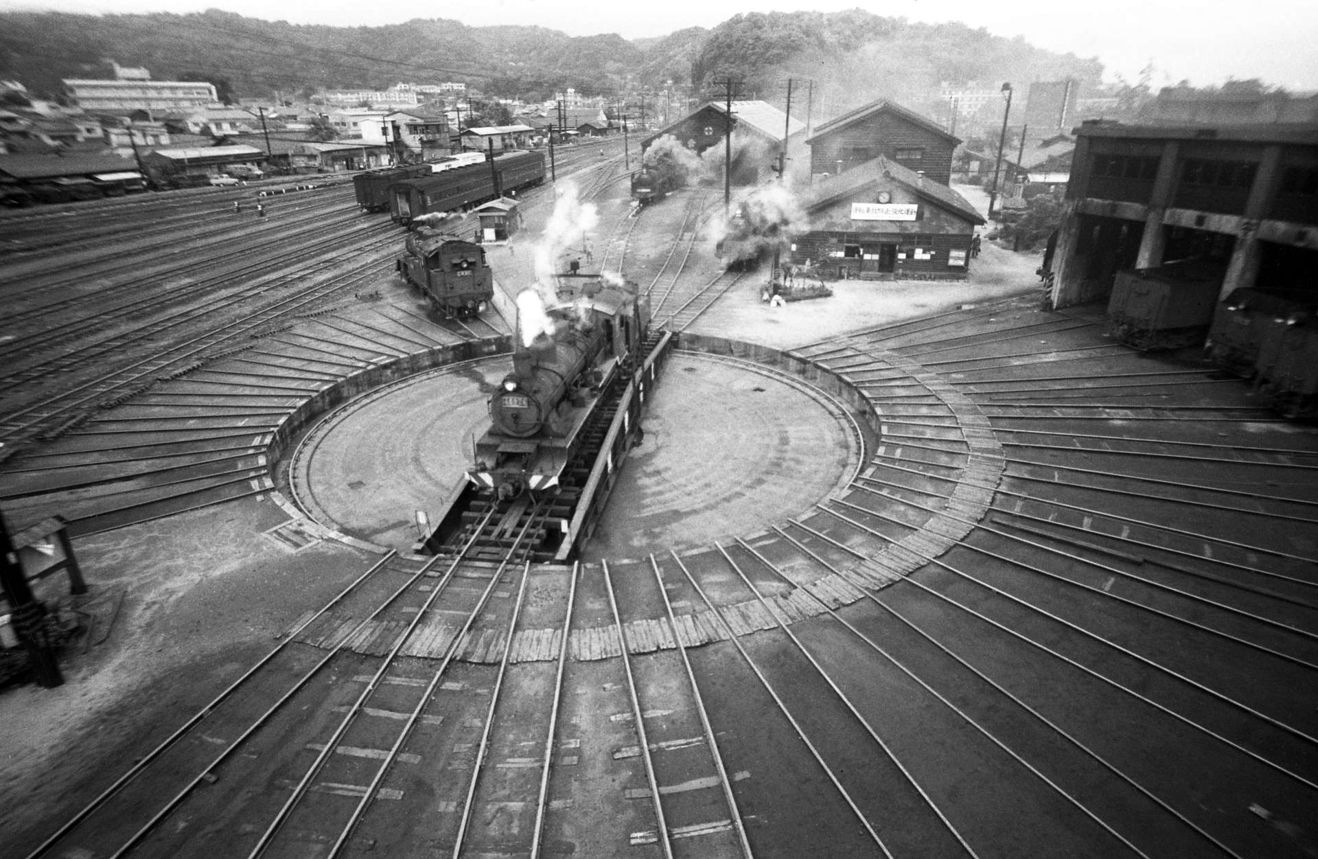 鹿児島市浜町の国鉄鹿児島駅に近い鹿児島機関区でターンテーブル（方向転換用）に乗る蒸気機関車＝１９６７（昭和４２）年７月３日