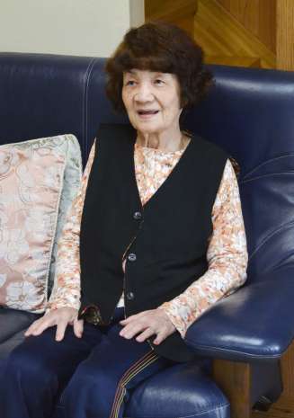 沖永良部島から本土への密航を振り返る花岡芳子さん＝２０日、鹿児島市西坂元町