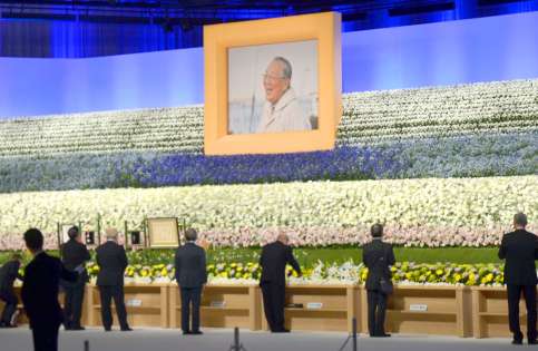 （別カット）稲盛和夫氏の遺影に花をささげる参列者＝２８日、京都市の国立京都国際会館