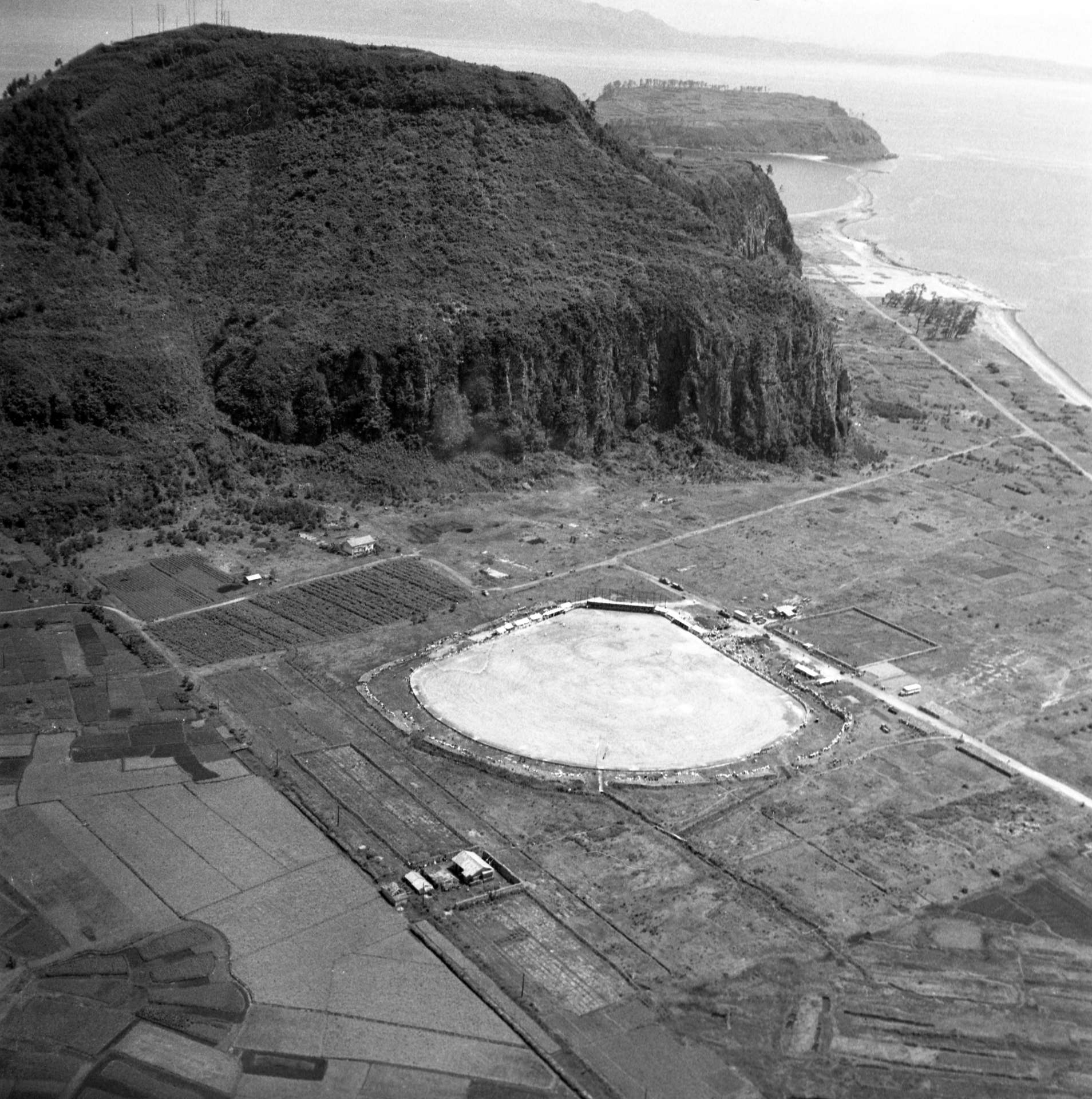 球場開きした指宿市営野球場、後ろは魚見岳＝１９５７（昭和３２）年８月１１日