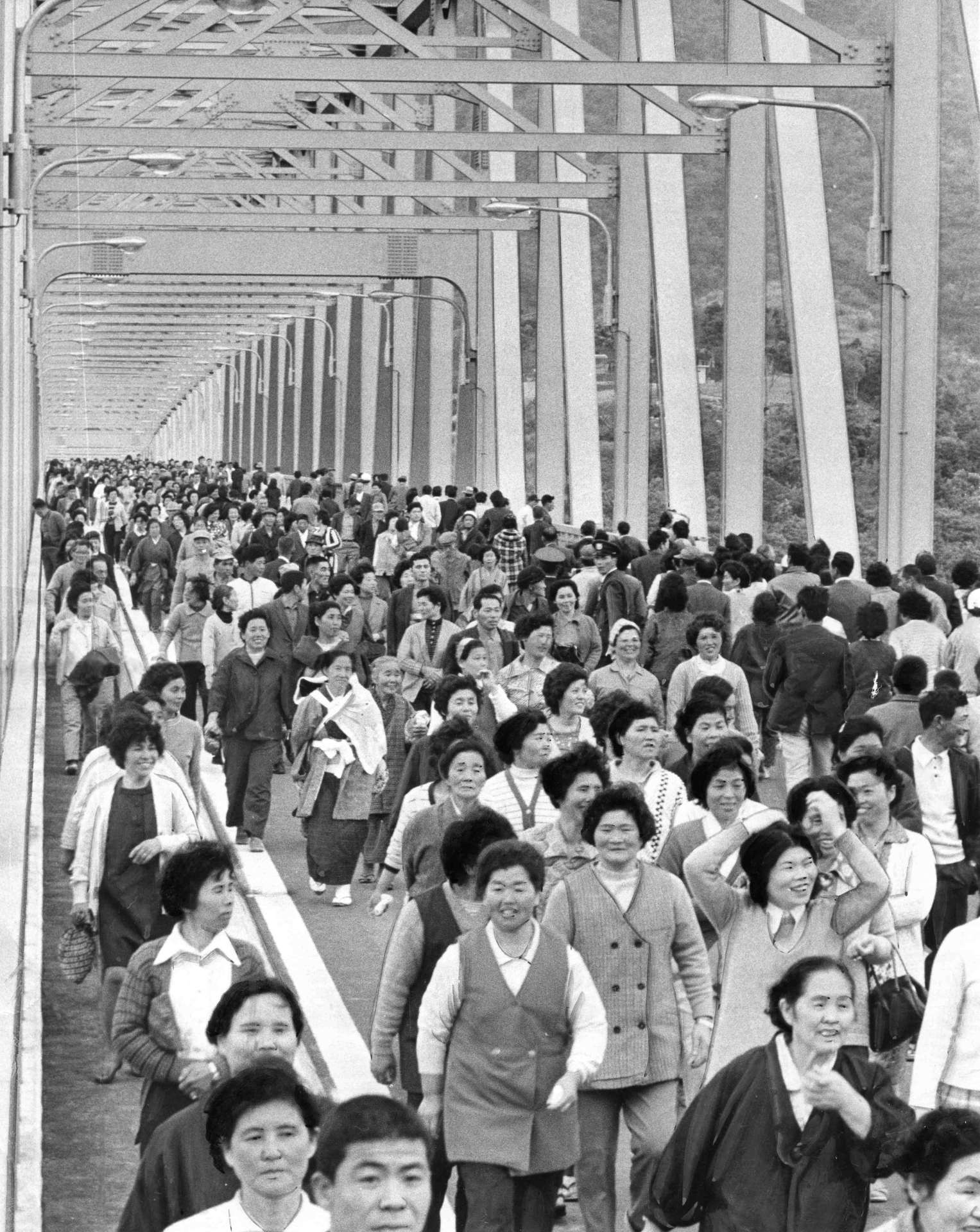 阿久根市と東町（現・長島町）を結ぶ長さ５０２メートル、幅６．５メートルの黒之瀬戸大橋が開通。渡り初めをする地元の人々＝１９７４（昭和４９）年４月９日