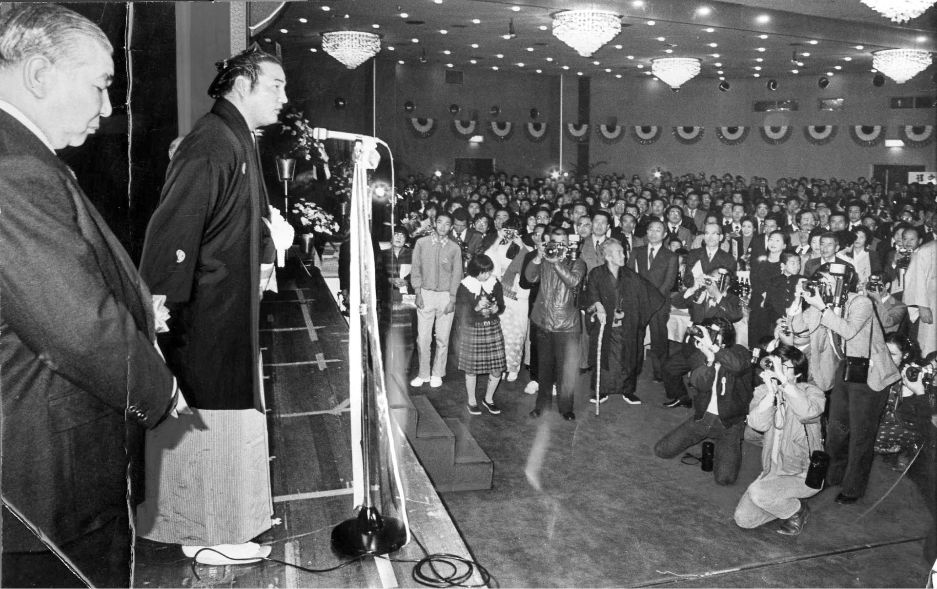 詰めかけた地元ファンに大関昇進の報告をする若島津＝１９８２（昭和５７）年１２月１２日、鹿児島市のサンロイヤルホテルで