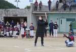 湯田旗争奪ソフトボール大会の始球式でバッターボックスに立つ横田慎太郎さん＝４日、日置市の東市来総合運動公園