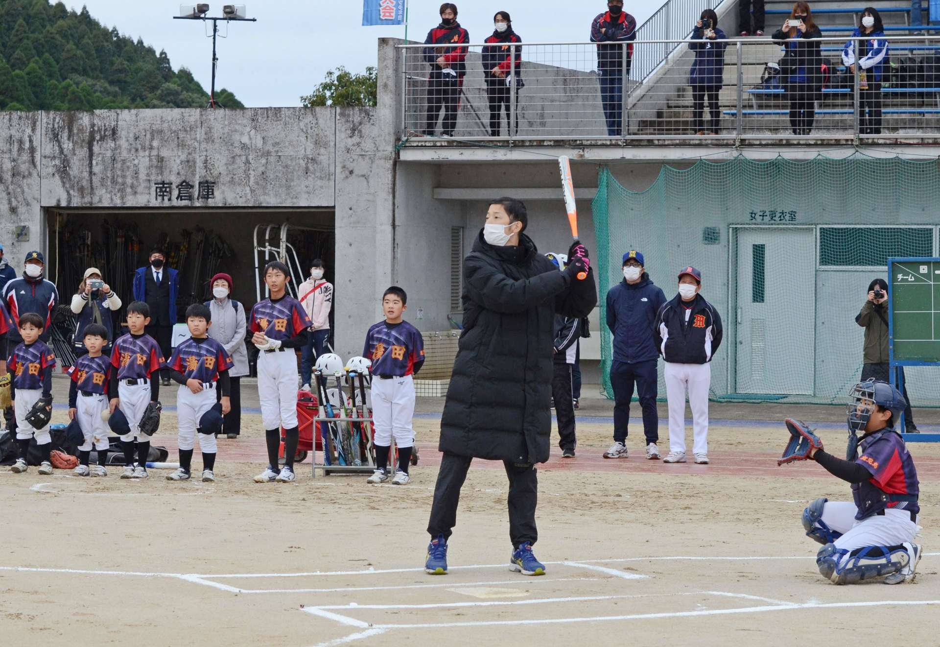 湯田旗争奪ソフトボール大会の始球式でバッターボックスに立つ横田慎太郎さん＝４日、日置市の東市来総合運動公園