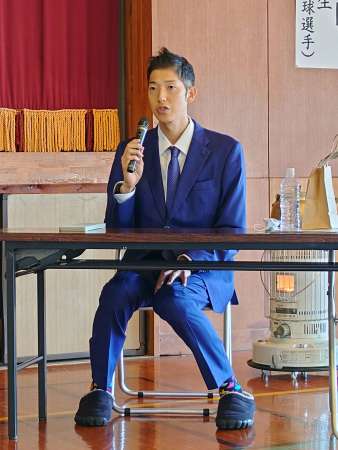 諦めず努力することの大切さを講演で訴える横田慎太郎さん＝１１月１２日、姶良市の山田中学校