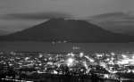 鹿児島市の城山展望台から撮影した２回目の桜島照明実験で照らし出された桜島。手前に鹿児島市街地の夜景が広がる＝１９５９（昭和３４）年１２月１５日