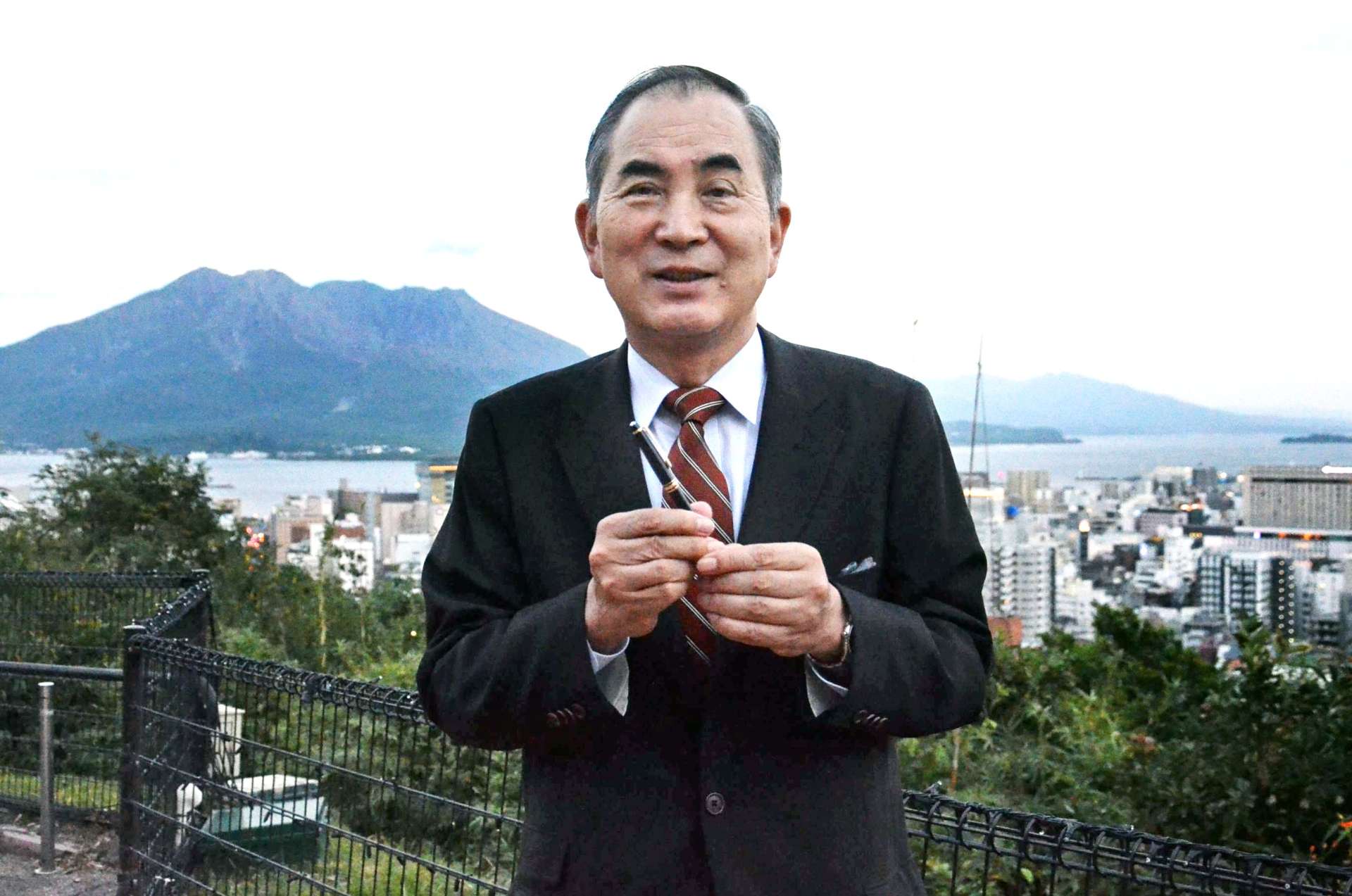 稲盛さんから譲られたペンを手に思い出を語る大田嘉仁さん＝鹿児島市