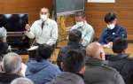 埋却地からの液体漏出について説明する県畜産課の大薗浩之家畜防疫対策監（左端）＝１８日、出水市野田