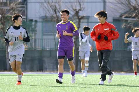 和やかな雰囲気でクールダウンする神村の選手たち＝都内