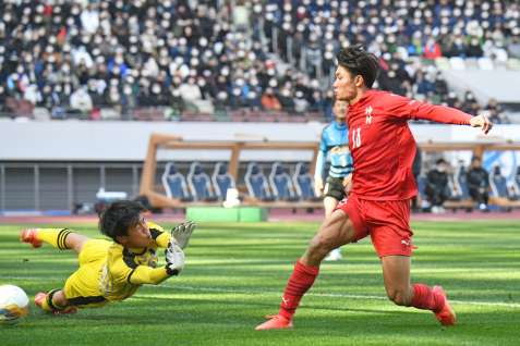前半３８分、同点ゴールを決める神村・福田＝国立競技場