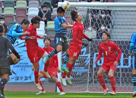 後半、懸命に守る大迫（１４）ら神村イレブン＝国立競技場