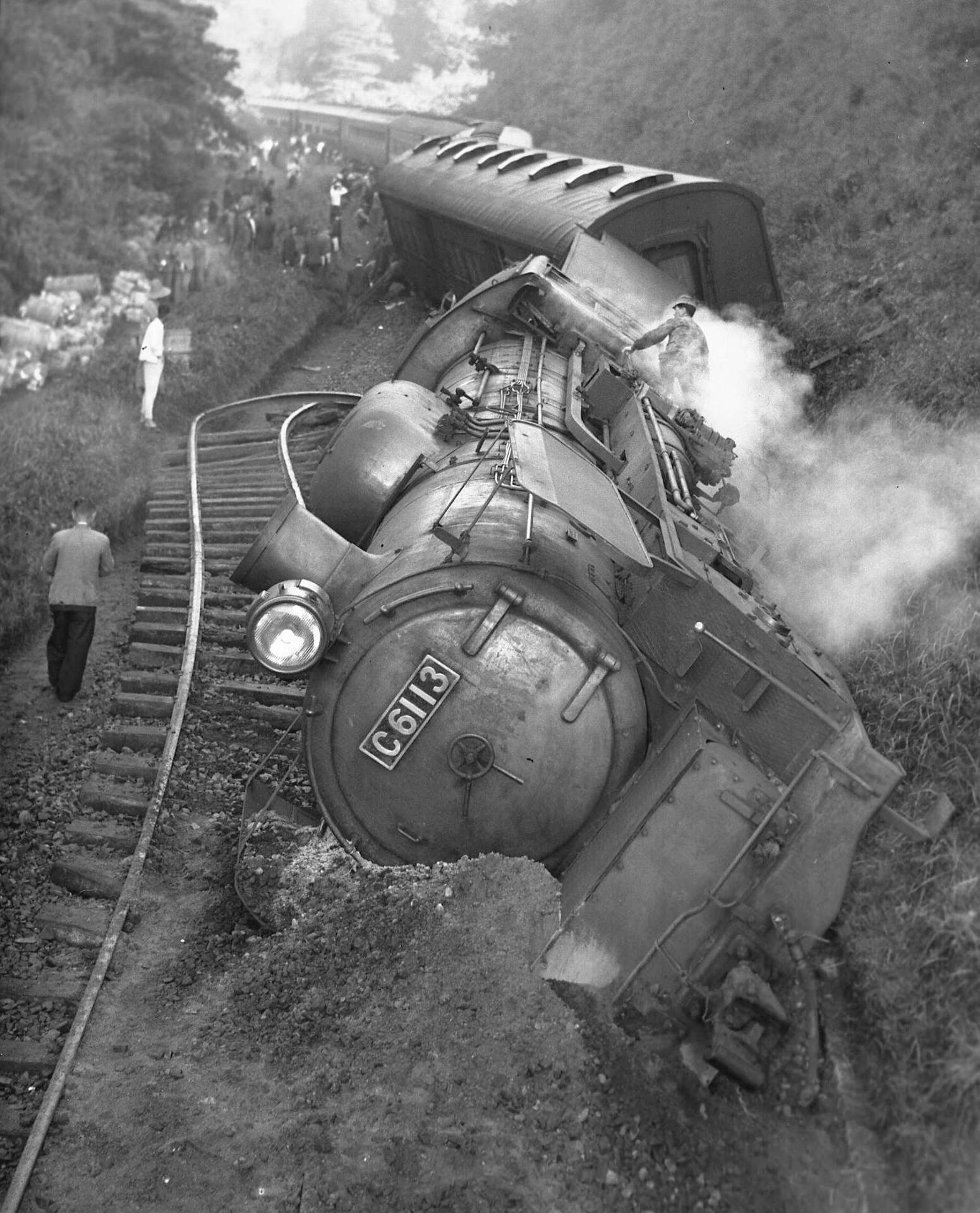 脱線横転した急行「さつま」の機関車と転覆をまぬかれた後続列車＝１９５７（昭和３２）年１０月９日、鹿児島市