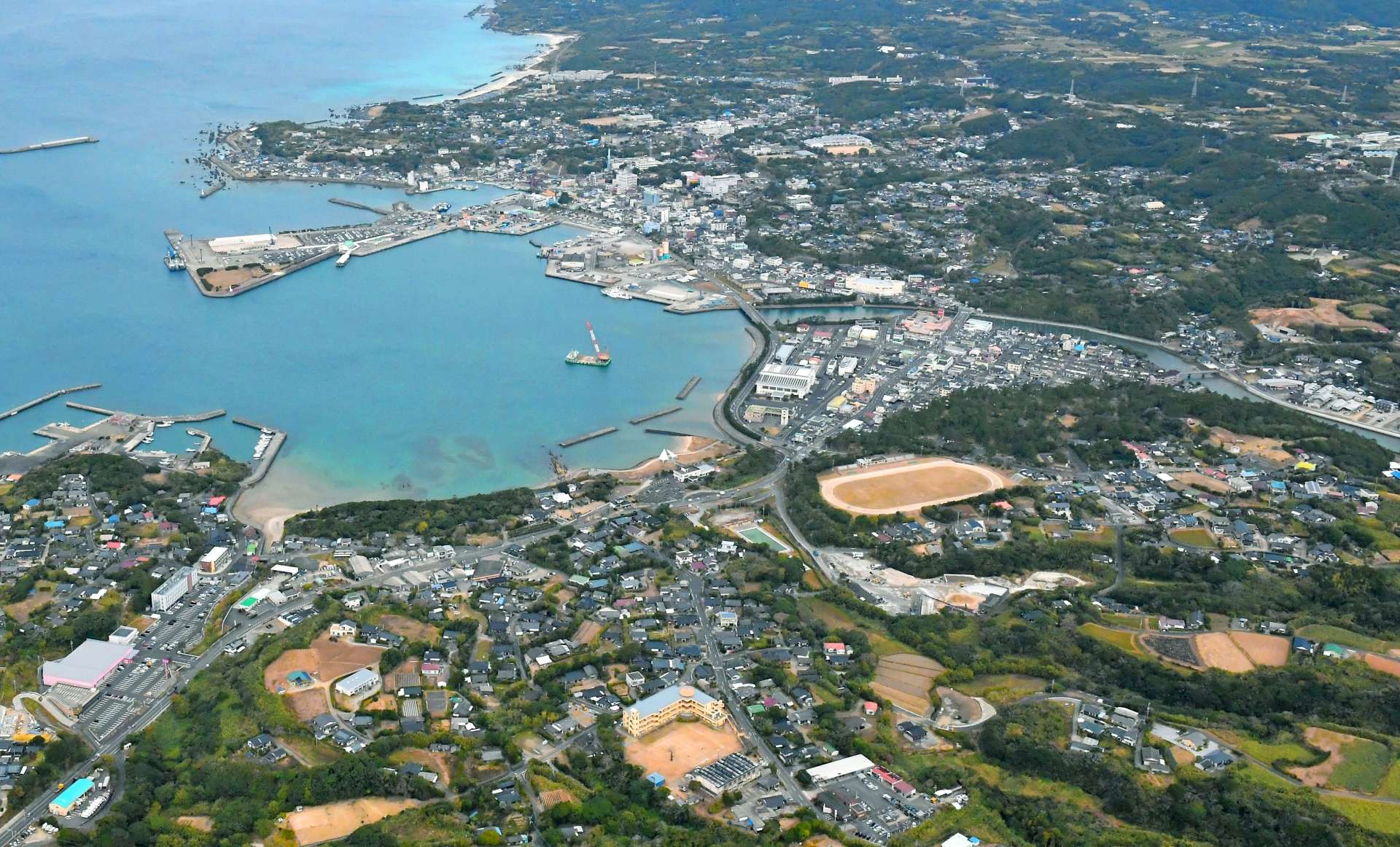 工事関係者の宿泊先確保で争奪戦が起きている西之表市街地一帯＝１２日（本社チャーター機から撮影）
