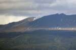 噴煙を上げる霧島連山・新燃岳＝２６日、霧島市国分上野原テクノパークから