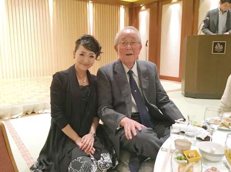 塾長例会前の懇親会で稲盛和夫さんと会話を楽しむ赤見美香さん＝２０１６年１０月（本人提供）