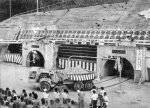 金鉱石を積載、拍手に迎えられながら坑道を出るダンプトラック＝１９８５（昭和６０）年７月２５日、伊佐市の菱刈鉱山