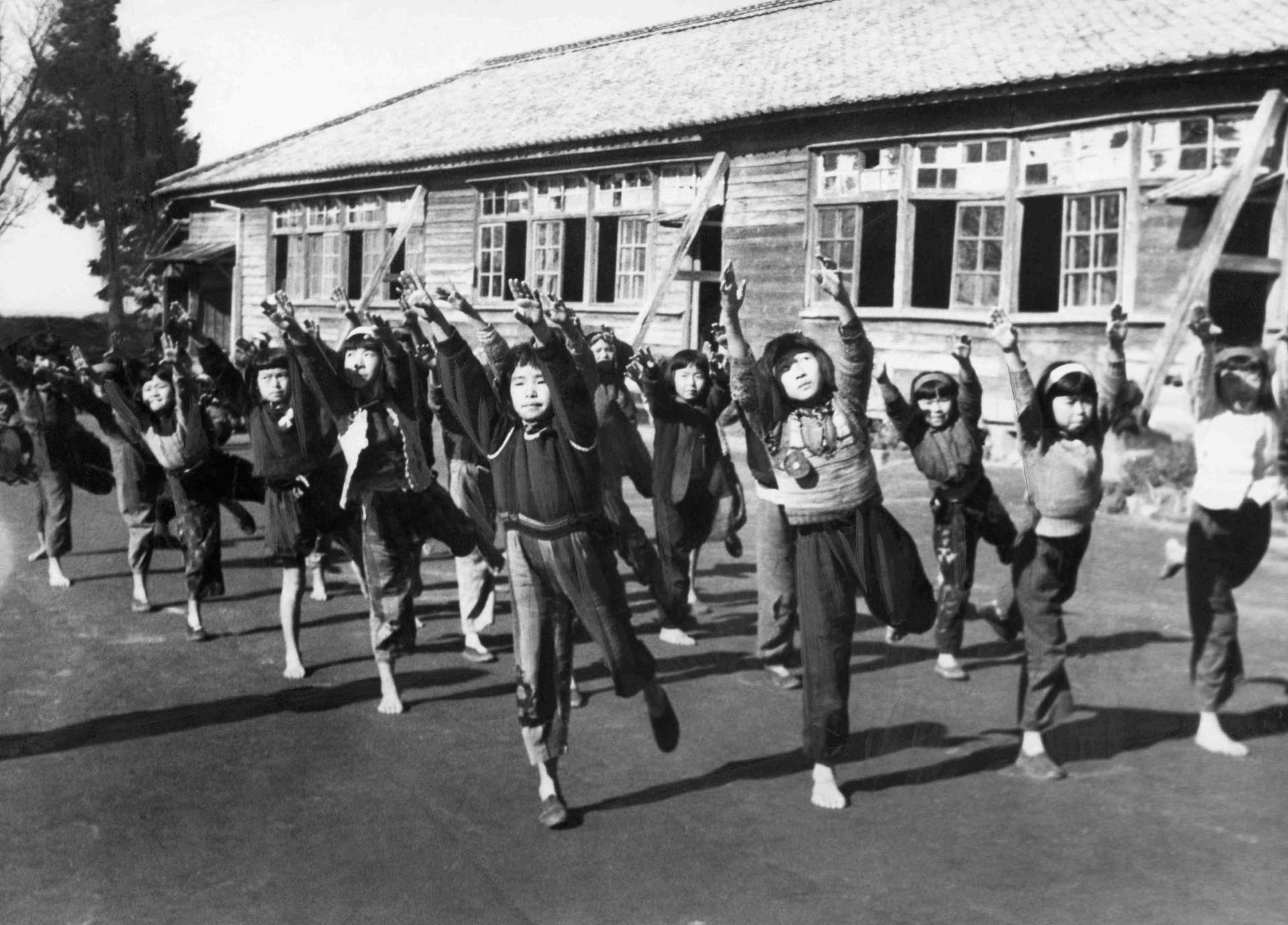 体育実験校となった日置村（現在の日置市日吉町）の日新小学校。レクリエーションの時間にリズム遊びをする子どもたち＝１９５０（昭和２５）年１２月１日