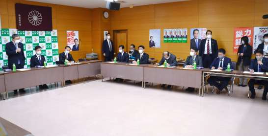 保岡宏武衆院議員の自民党鹿児島２区支部長選任を議論する県連の会合＝５日、鹿児島市