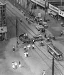 電車や自動車が行き交う鹿児島市の電車通り＝１９５３（昭和２８）年９月