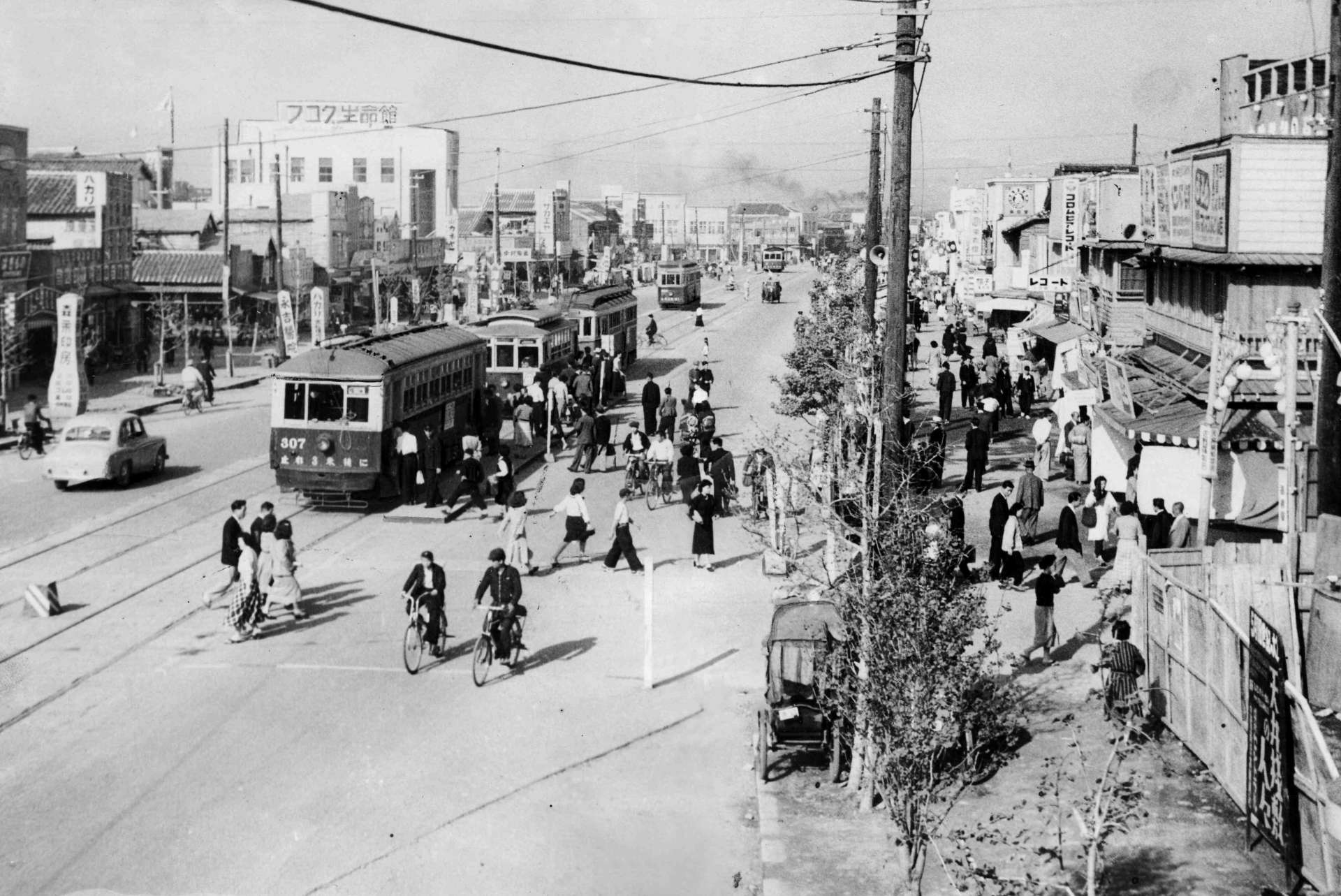 鹿児島市千日町の高島屋付近から天文館通電停方向を撮影＝１９５２（昭和２７）年５月