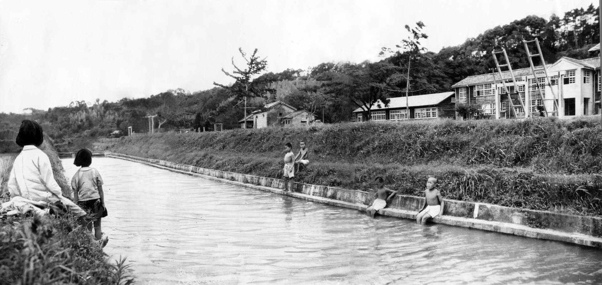 学校そばの川をプールとして利用する鹿児島市皆与志町の皆与志小学校＝１９５３（昭和２８）年６月