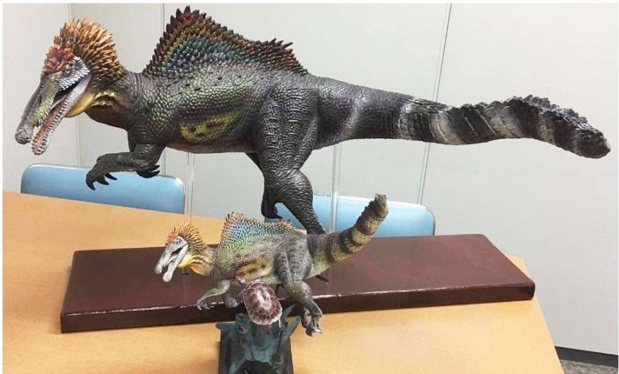 尾をひれ状に復元したフィギュア＝（C）海洋堂・古田悟郎