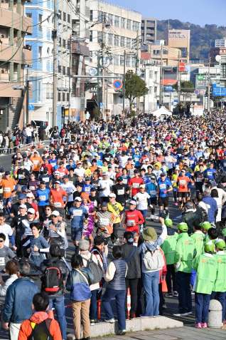 一斉にスタートする参加者たち＝５日午前８時半、鹿児島市本港新町