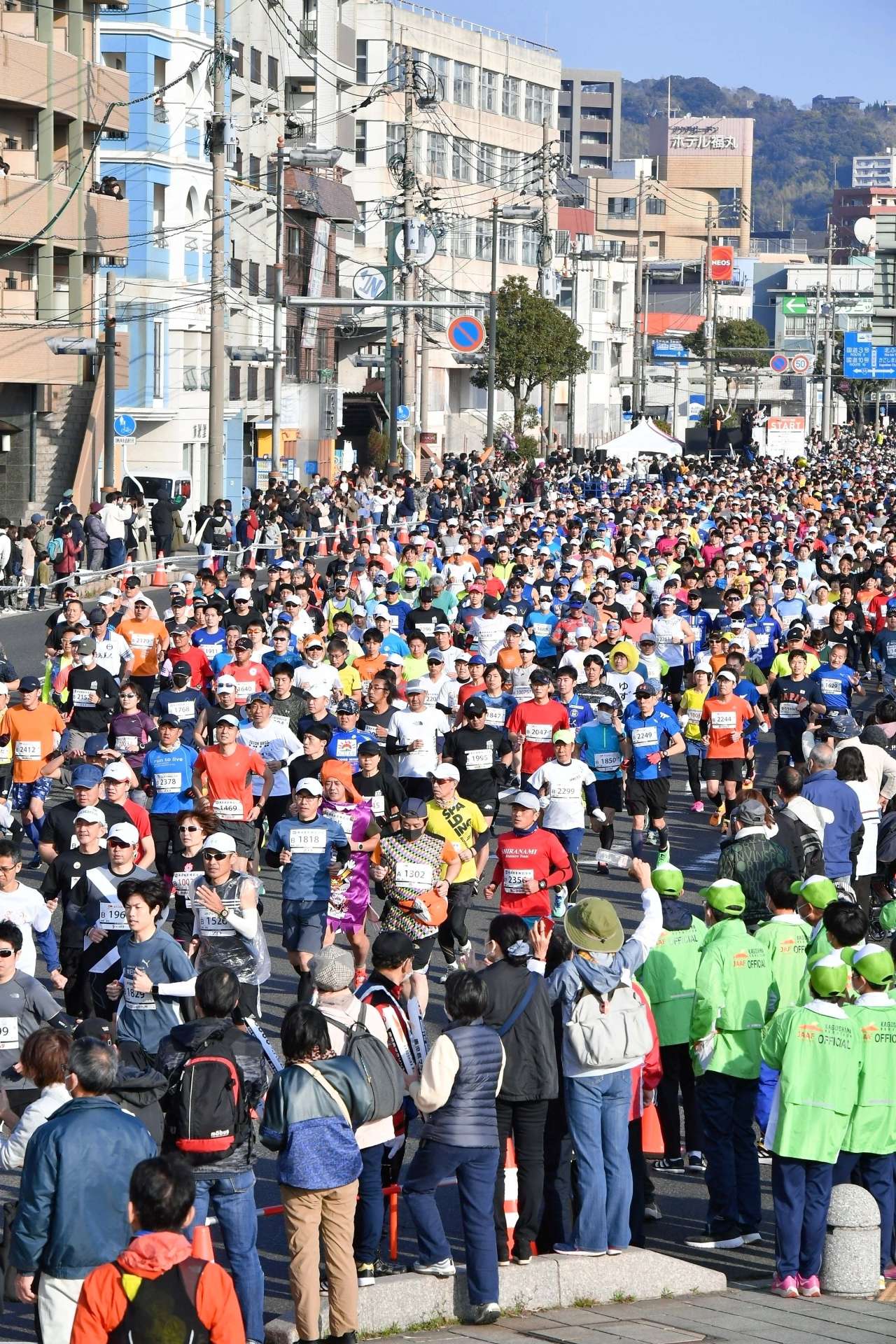 一斉にスタートする参加者たち＝５日午前８時半、鹿児島市本港新町