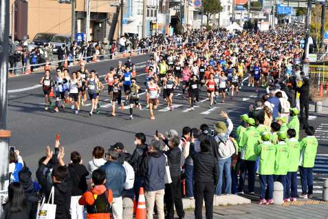 一斉にスタートする参加者たち＝５日午前８時半、鹿児島市本港新町