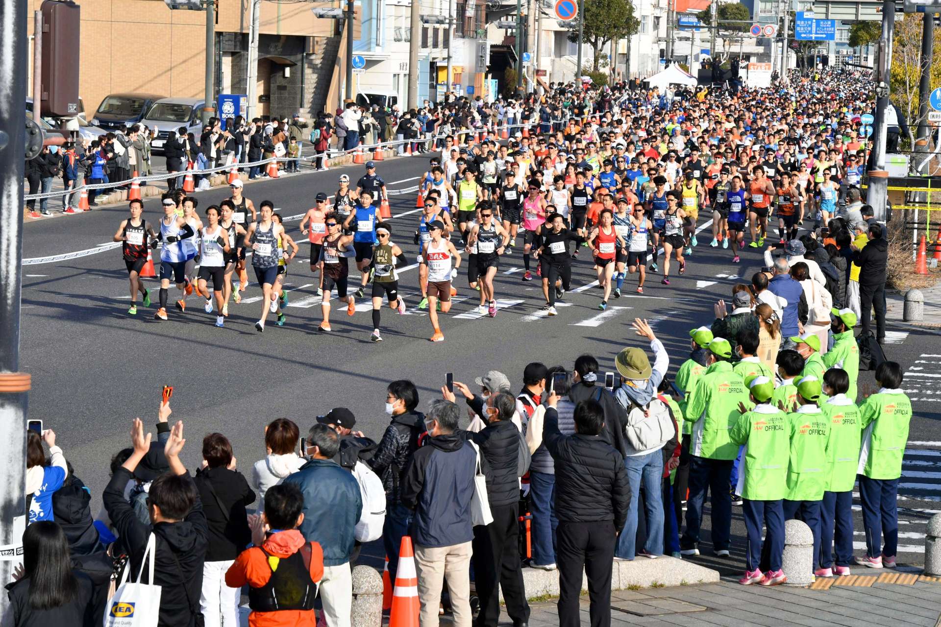 一斉にスタートする参加者たち＝５日午前８時半、鹿児島市本港新町