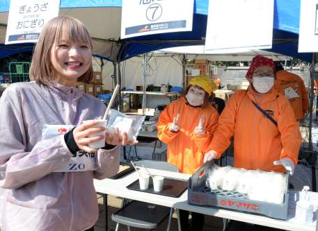 おもてなし広場で食事を受け取る志村美希さん＝５日、鹿児島市山下町の中央公園