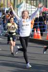 笑顔でファンランを走る志村美希さん（中央）＝５日、鹿児島市本港新町