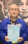 発刊した「ものがたり」と小屋敷茂さん＝南さつま市加世田高橋