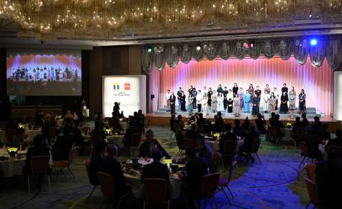 参加選手が勢揃いしたＴポイント×ＥＮＥＯＳゴルフトーナメント前夜祭会場＝１４日、鹿児島市の城山ホテル鹿児島