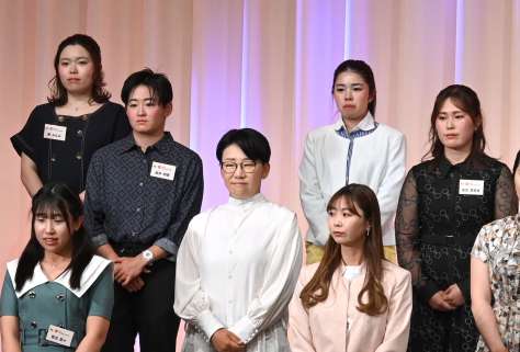 前夜祭で壇上に並ぶ勝みなみ（左）と皆吉愛寿香＝１４日、鹿児島市の城山ホテル鹿児島